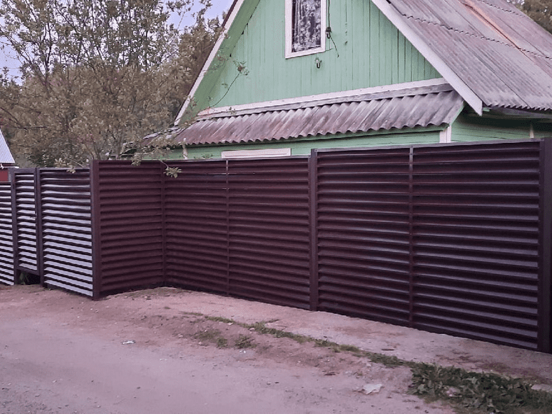 Фото забора из еврожалюзи ЭКО-Z RAL8017, Дырносские дачи, СНТ Север Фото забора из еврожалюзи ЭКО-Z RAL8017, Дырносские дачи, СНТ Север